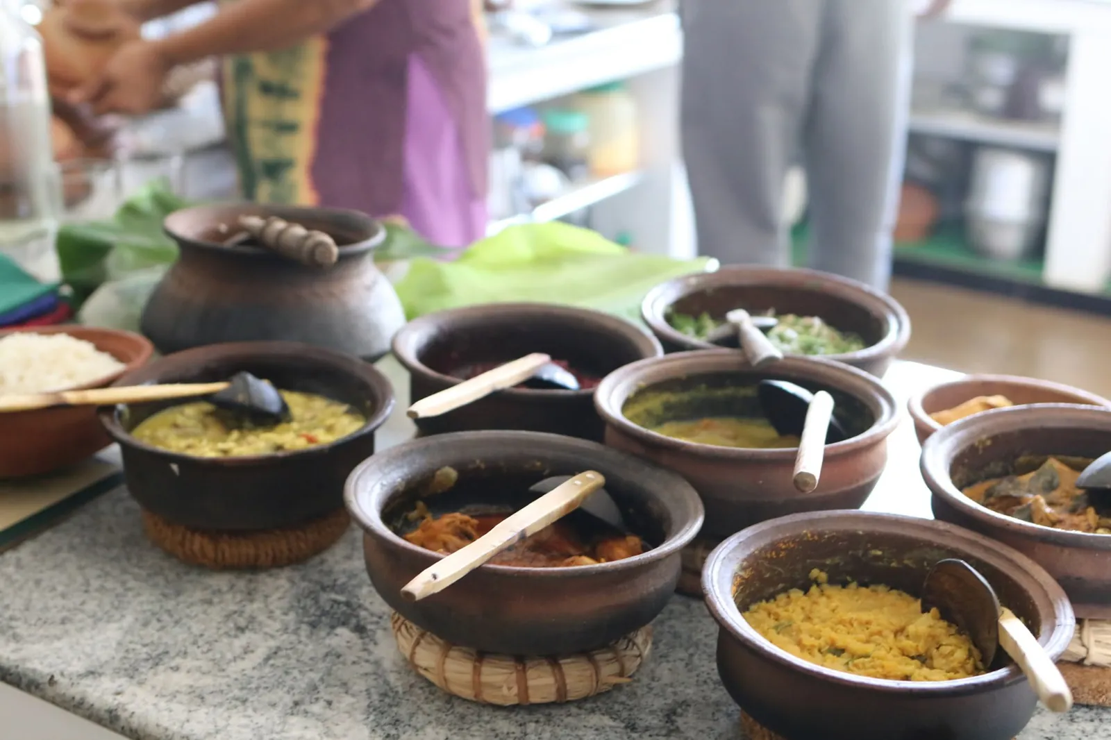 土鍋に並ぶスリランカの家庭のカレー