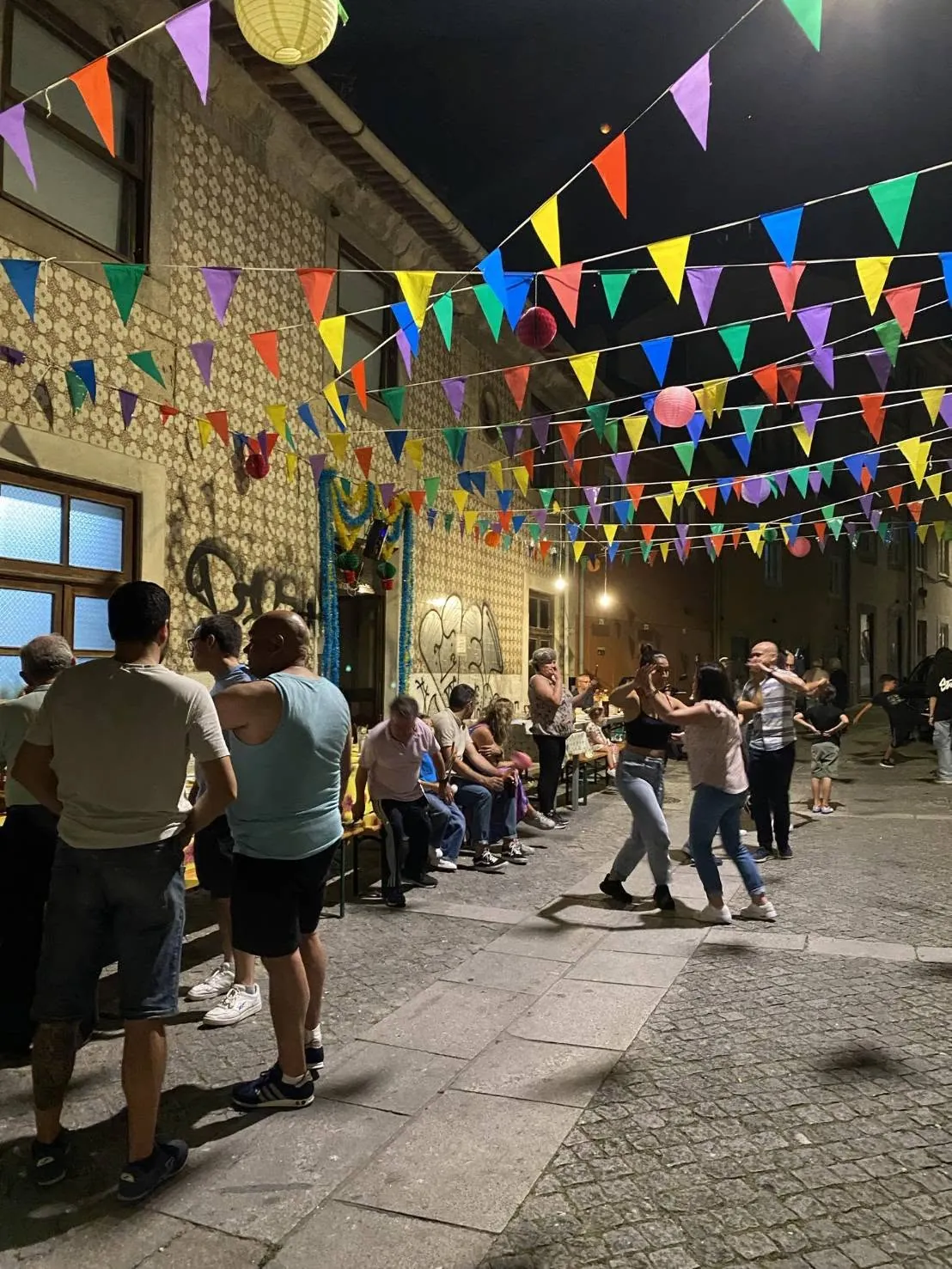 ポルトの夏祭りの夜、通りで踊る人々